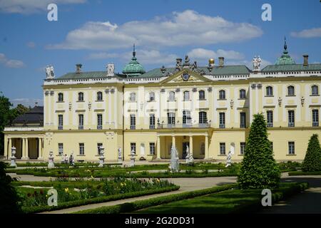 BIALYSTOK, POLONIA, 02 giugno 2021: Complesso di Palazzo Branicki con giardini, padiglioni, sculture, annessi costruiti secondo modelli francesi, era conosciuto Foto Stock