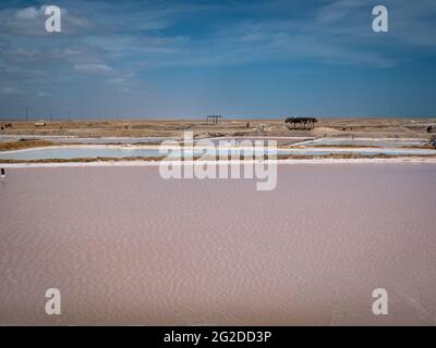 Vista di Manaure, le più importanti stecche di sale marittime della Colombia, con le acque rosa e blu del cielo Foto Stock