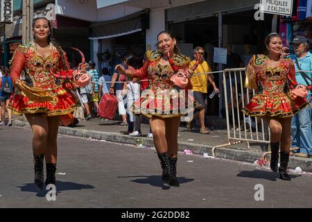 Giovani donne eseguendo il diablada (danza del diavolo) come parte del Carnaval Andino con la Fuerza del Sol a Arica, Cile. Foto Stock