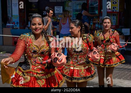 Giovani donne eseguendo il diablada (danza del diavolo) come parte del Carnaval Andino con la Fuerza del Sol a Arica, Cile. Foto Stock