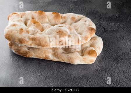 Impasto per pinsa romana e scrocchiarella da 4 tipi di farina. Cucina  gourmet Italiana. Piatto tradizionale in italia Foto stock - Alamy