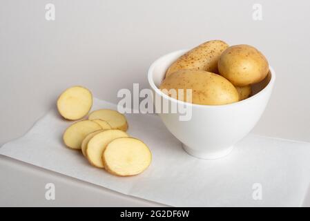 Patate a fette preparate per le procedure cosmetiche. Patate - un ingrediente di bellezza stupefacente. Trattamento fatto in casa. Foto Stock