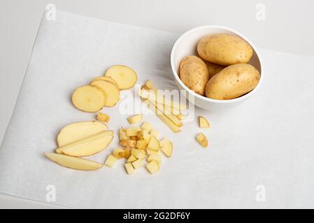 Patate a fette preparate per le procedure cosmetiche. Patate - un ingrediente di bellezza stupefacente. Trattamento fatto in casa. Foto Stock