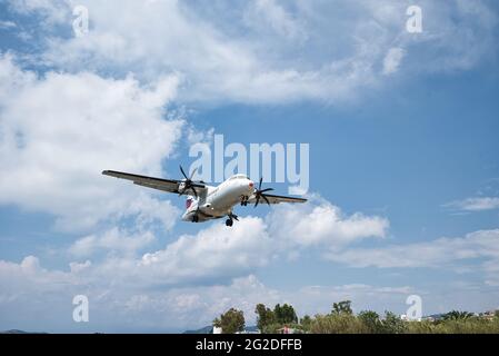 SKIATHOS, GRECIA - 09 giugno 2021: Aereo con passeggeri atterra sull'aeroporto di Skiathos , Turismo 2021, senza COVID, isola di Skiathos, Grecia, Giugno-9-2 Foto Stock