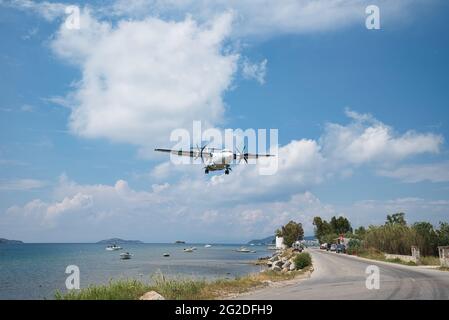 SKIATHOS, GRECIA - 09 giugno 2021: Aereo con passeggeri atterra sull'aeroporto di Skiathos , Turismo 2021, senza COVID, isola di Skiathos, Grecia, Giugno-9-2 Foto Stock