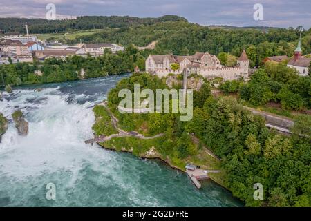 Veduta aerea delle Cascate del Reno e del Castello di Laufen a Schaffhausen, nella Svizzera Foto Stock