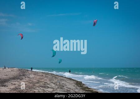 Il turista è pratiche il kiteboarding o il kitesurfing, uno sport estremo in cui il Kiter usa il potere del vento con un grande potere Kite per essere tirato su un wate Foto Stock