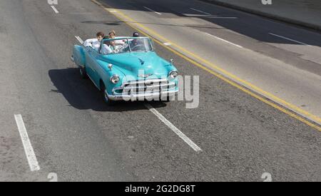 Life on Malecón - la passeggiata costiera della capitale cubana l'Avana Foto Stock