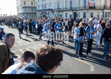 Brighton e Hove Albion tour processione in autobus lungo Brighton Seafront per la loro promozione al Premiership Foto Stock