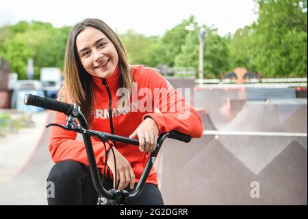 Berlino, Germania. 25 Maggio 2021. Lara Lessmann, atleta professionista BMX al Mellowpark Berlin. Lì, i treni di 21 anni per le Olimpiadi di Tokyo, dove BMX Freestyle è una disciplina olimpica per la prima volta quest'anno. Credit: Kira Hofmann/dpa-Zentralbild/dpa/Alamy Live News Foto Stock