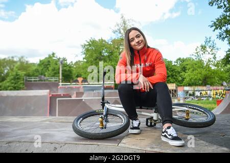 Berlino, Germania. 25 Maggio 2021. Lara Lessmann, atleta professionista BMX al Mellowpark Berlin. Lì, i treni di 21 anni per le Olimpiadi di Tokyo, dove BMX Freestyle è una disciplina olimpica per la prima volta quest'anno. Credit: Kira Hofmann/dpa-Zentralbild/dpa/Alamy Live News Foto Stock