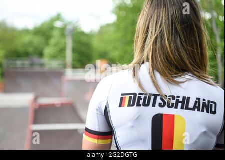 Berlino, Germania. 25 Maggio 2021. Lara Lessmann, atleta professionista BMX al Mellowpark Berlin. Lì, i treni di 21 anni per le Olimpiadi di Tokyo, dove BMX Freestyle è una disciplina olimpica per la prima volta quest'anno. Credit: Kira Hofmann/dpa-Zentralbild/dpa/Alamy Live News Foto Stock