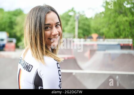 Berlino, Germania. 25 Maggio 2021. Lara Lessmann, atleta professionista BMX al Mellowpark Berlin. Lì, i treni di 21 anni per le Olimpiadi di Tokyo, dove BMX Freestyle è una disciplina olimpica per la prima volta quest'anno. Credit: Kira Hofmann/dpa-Zentralbild/dpa/Alamy Live News Foto Stock
