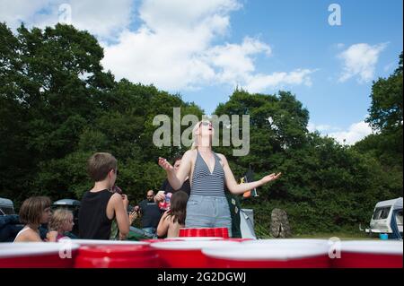 Giocare a beer pong in campeggio con amici e familiari Foto Stock