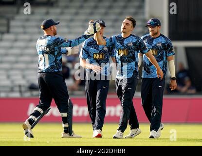 Jordan Thompson dello Yorkshire Vikings (centro) festeggia il lancio del wicket Carlos Brathwaite degli orsi di Birmingham durante la partita Vitality T20 a Headingley, Leeds. Data immagine: Giovedì 10 giugno 2021. Foto Stock