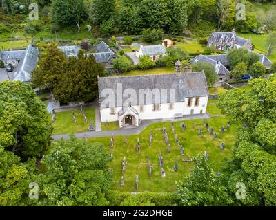 Veduta aerea dell'antico albero di Fortingall Yew nel cortile della chiesa di Fortingall, Glen Lyon, Perthshire, Scozia, Regno Unito Foto Stock