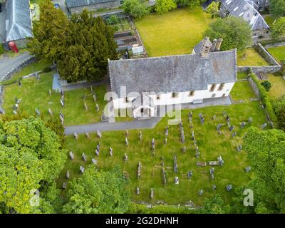 Veduta aerea dell'antico albero di Fortingall Yew nel cortile della chiesa di Fortingall, Glen Lyon, Perthshire, Scozia, Regno Unito Foto Stock