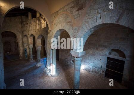 Archi nel Monastero di Suso costruiti durante l'epoca visigotica con elementi musulmani. È un sito patrimonio dell'umanità. San Millan de la Cogolla. Spagna Foto Stock