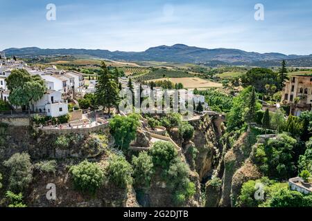 Una vista panoramica sulle colline e le valli che circondano la magica città montana di Ronda nel sud della Spagna Foto Stock