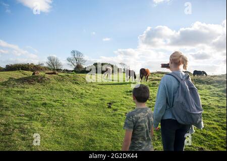 Una famiglia esplorare Cissbury Ring in West Sussex Foto Stock