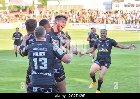 Castleford, Regno Unito. 10 Giugno 2021. Michael Shenton di Castleford Tigers si congratula con Jason Qareaqre, il miglior giocatore che ha debuttato durante il Rugby League Betfred Super League Castleford Tigers vs Hull FC al Mend-A-Hose Stadium di Castleford, UK Credit: Dean Williams/Alamy Live News Foto Stock