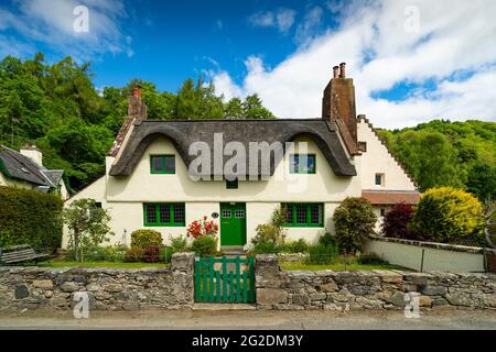 Tradizionale vecchia casa di paglia nel villaggio di Fortingall, Glen Lyon, Perthshire, Scozia, Regno Unito Foto Stock