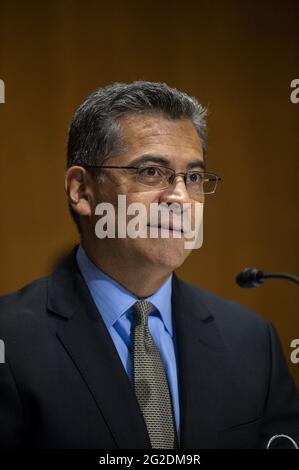 Washington, Stati Uniti. 10 Giugno 2021. Il Segretario del Dipartimento di Salute e servizi umani Xavier Becerra testimonia dinanzi al Comitato per le Stanziamenti del Senato presso il Campidoglio degli Stati Uniti a Washington, DC., mercoledì 10 giugno 2021. Foto di Bonnie Cash/UPI Credit: UPI/Alamy Live News Foto Stock