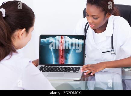 Dolore alla schiena basso e osteoporosi articolare. Mal di schiena ortopedico Foto Stock