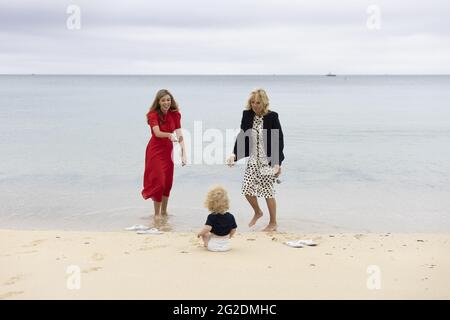 Carbis Bay, Regno Unito. 10 Giugno 2021. Carrie Johnson, la moglie del primo ministro Boris Johnson, parla con la First Lady of the United States Dr. Jill Biden mentre Wilfred Johnson si siede sulla spiaggia durante il vertice dei leader del G7 a Carbis Bay, Cornovaglia, Regno Unito, il 10 giugno 2021. Foto di Simon Dawson/No 10 Downing Street/UPI Credit: UPI/Alamy Live News Foto Stock