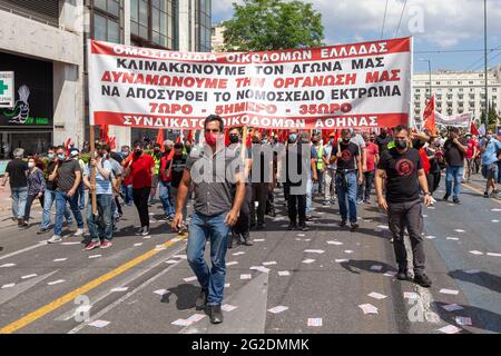 Lavoratori dell'Unione dei costruttori durante lo sciopero generale ad Atene, in Grecia, contro la nuova legge sul lavoro del governo conservatore della Nuova democrazia. Foto Stock