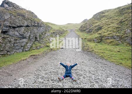 Una famiglia esplora le pietre a steppa di Dovedale con un'escursione in famiglia nel Parco Nazionale del Peak District Foto Stock