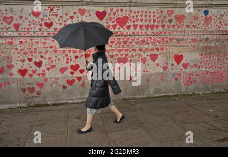 Il National Covid Memorial Wall, un murale pubblico dipinto da volontari per commemorare le vittime della pandemia del COVID-19 nel Regno Unito. Si trova sulla riva sud del Tamigi a Londra, di fronte al Palace of Westminster, Londra, Inghilterra, Regno Unito. Foto Stock