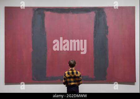 Un ragazzo si trova di fronte ad un grande dipinto astratto Mark Rothko nel Tate Modern. Foto Stock