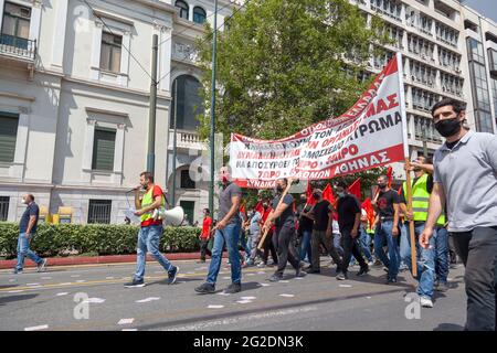 Lavoratori dell'Unione dei costruttori durante lo sciopero generale ad Atene, in Grecia, contro la nuova legge sul lavoro del governo conservatore della Nuova democrazia. Foto Stock