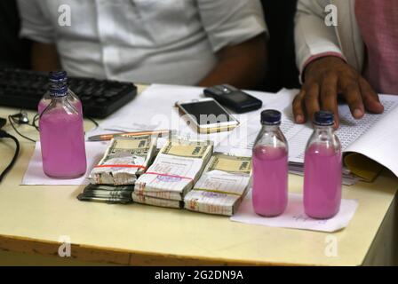 Beawar, India. 10 Giugno 2021. Beawar, Rajasthan, India, 10 giugno 2021: L'Ufficio anti-corruzione Jodhpur ha arrestato due lavoratori BJP Bharat Mangal e Sunil Lakhara ha preso 2.5 rupie lakh per il consigliere Kuldeep Bohra dal confessore Sitaram Sahu per il sostegno nella costruzione non autorizzata a Beawar. Un consigliere accusato è fuggito dal posto. Credit: Sumit Saraswat/Alamy Live News Foto Stock