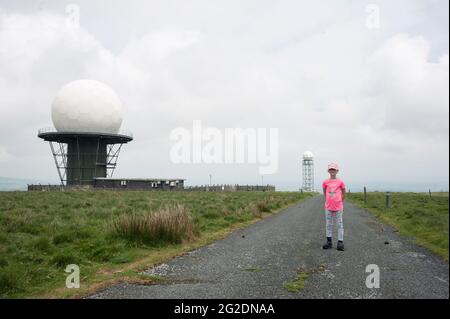 Bambini che esplorano il paesaggio nello Shropshire Inghilterra Foto Stock