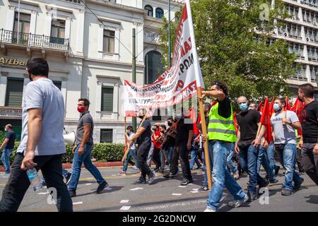 Lavoratori dell'Unione dei costruttori durante lo sciopero generale ad Atene, in Grecia, contro la nuova legge sul lavoro del governo conservatore della Nuova democrazia. Foto Stock