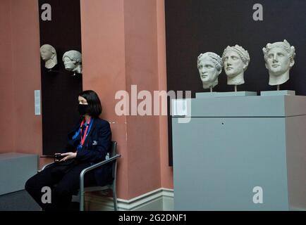 Personale di sicurezza al British Museum di Londra che indossa maschere a causa della pandemia COVID-19, Inghilterra, Regno Unito. Foto Stock