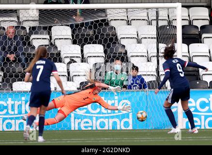 La scozzese Caroline Weir (a destra) segna il primo obiettivo della partita dal punto di penalità durante la partita internazionale amichevole al Seaview Stadium, Belfast. Data immagine: Giovedì 10 giugno 2021. Foto Stock