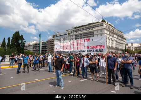 I lavoratori dell'Unione metallurgica e marittima protestano durante lo sciopero generale ad Atene, in Grecia, contro la nuova legge sul lavoro del governo. Foto Stock