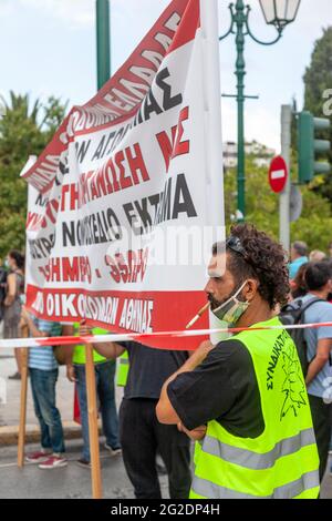 Lavoratori dell'Unione dei costruttori durante lo sciopero generale ad Atene, in Grecia, contro la nuova legge sul lavoro del governo conservatore della Nuova democrazia. Foto Stock