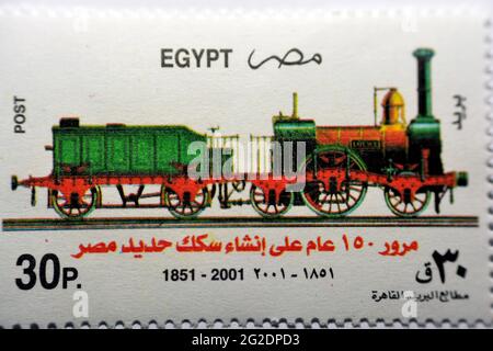 EGITTO (Repubblica) - anno 2001: Un timbro postale stampato in Egitto per il 150th° anniversario della fondazione delle ferrovie nazionali egiziane in y Foto Stock