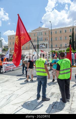 Lavoratori dell'Unione dei costruttori durante lo sciopero generale ad Atene, in Grecia, contro la nuova legge sul lavoro del governo conservatore della Nuova democrazia. Foto Stock