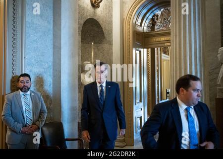 Washington, Stati Uniti d'America. 10 Giugno 2021. Il senatore degli Stati Uniti Mitt Romney (repubblicano dello Utah) esce dalla camera del Senato durante un voto al Campidoglio degli Stati Uniti, a Washington, DC, giovedì 10 giugno, 2021. Credit: Rod Lamkey/CNP/Sipa USA Credit: Sipa USA/Alamy Live News Foto Stock