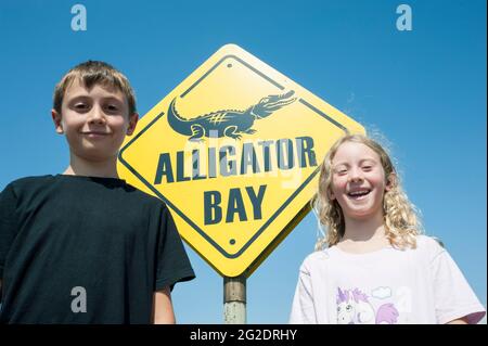 Un'esperienza in famiglia uno zoo speciale per rettili chiamato Alligator Bay nel nord della Francia. Foto Stock