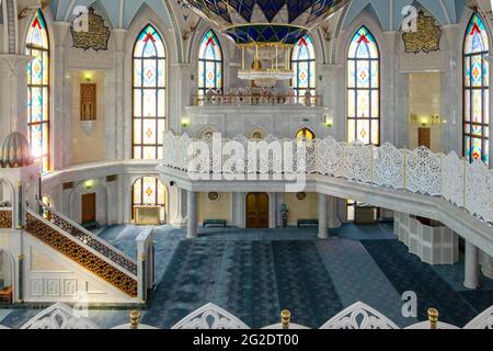 Vista della sala di preghiera per i credenti della moschea della cattedrale di Kul Sharif Foto Stock