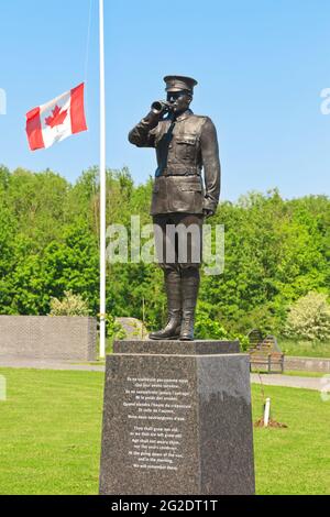 Il Bugler Memorial Sculpture al Centennial Park vicino al Monumento nazionale canadese della prima guerra mondiale a Givenchy-en-Gohelle (Pas-de-Calais), Francia Foto Stock