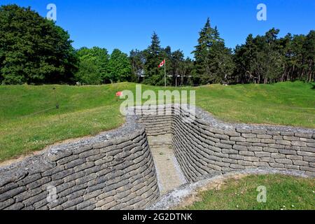 Trincee e crateri della prima guerra mondiale al Canadian National Vimy Memorial e Battlefield Park a Givenchy-en-Gohelle (Pas-de-Calais), Francia Foto Stock