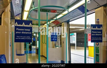 Londra, Regno Unito - 29 agosto 2020: Avviso di sicurezza che invita i passeggeri a praticare la distanza sociale viaggiando su un treno di trasporto pubblico durante Foto Stock