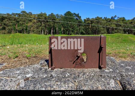 Piastra protettiva in metallo della prima guerra mondiale con fessura per pistola al Canadian National Vimy Memorial e Battlefield Park a Givenchy-en-Gohelle (Pas-de-Calais), Francia Foto Stock